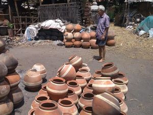 Kisah Perajin Gerabah Cirebon Jatuh Bangun Pasarkan Produk