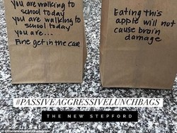 Kreatif! Ibu Ini Tulis Pesan-pesan Kocak di Kantung Kertas Makanan Anaknya