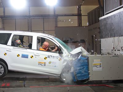 Uji Tabrak Wuling Confero, SUV Proton, dan Pikap Tata