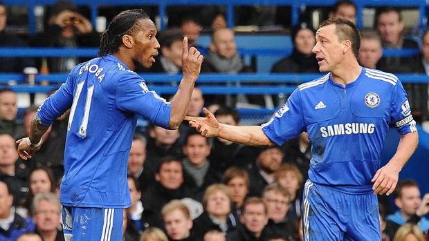 Chelsea's Ivorian striker Didier Drogba (L) talks with captain, John Terry (R) after a disagreement with the referee (not pictured) during the English Premier League football match between Chelsea and West Ham United at Stamford Bridge in London, England on March 13, 2010. AFP PHOTO/CARL DE SOUZAFOR EDITORIAL USE ONLY Additional licence required for any commercial/promotional use or use on TV or internet (except identical online version of newspaper) of Premier League/Football League photos. Tel DataCo +44 207 2981656. Do not alter/modify photo. (Photo by CARL DE SOUZA / AFP)