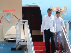 Gaya Iriana Pakai Sneakers Temani Jokowi Kunker ke Lampung