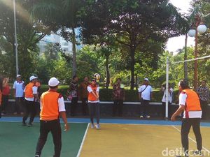 Cari Keringat, Sri Mulyani Main Voli Lawan Bos OJK