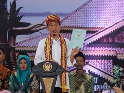 Diksi Jokowi Saat Bagi Sertifikat Tanah: Sontoloyo-Genderuwo-Tabok
