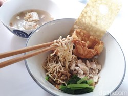 Salapan: Puas Makan Mie Papah Lapar di Resto Sandra Djohan dan Sarah Sechan