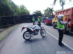 Bus Mira Terguling di Jalan Raya Madiun-Surabaya, 8 Penumpang Luka