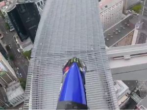 Ngerih, Tunggangi Motor Trail Diketinggian 1.000 Kaki