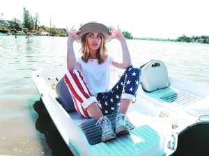 Foto: Liburan Aktris Kocak Tapi Cantik, Arielle Vandenberg