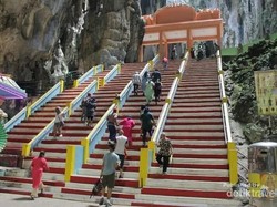 Menikmati Kemegahan Bukit Kapur Berwarna Warni