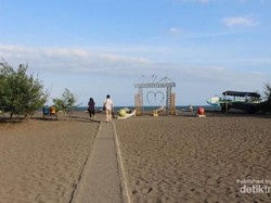 Mengunjungi Pantai Cemara Banyuwangi