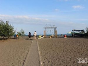 Mengunjungi Pantai Cemara Banyuwangi Mengunjungi Pantai Cemara Banyuwangi