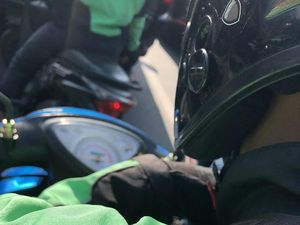 Viral Cerita Ketabahan Ojol Tetap Bawa Penumpang Saat Ibu Meninggal