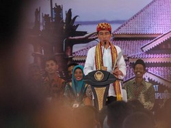 Momen Tangan Jokowi Digeret Warga Saat Kunjungi Ponpes di Lampung