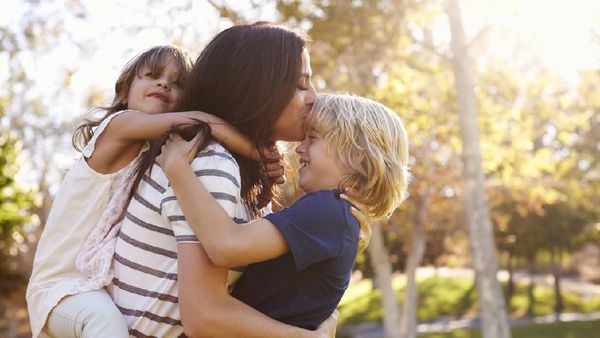 Foto-foto Trik Kreatif Orangtua untuk Menghibur Anak Saat #dirumahaja
