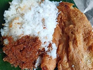 Aduh Nikmatnya! Sarapan Ketan Bumbu Plus Kopi Hangat