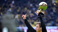 Penghargaan Golden Boy dimulai pada 2003. Trofi ini diberikan pesepakbola muda terbaik di bawah usia 21 tahun, berdasarkan penilaian jurnalis seantero Eropa. Nama-nama macam Wayne Rooney, Lionel Messi, Sergio Aguero, Paul Pogba, Mario Goetze, dan trakhir Mbappe pernah memenanginya. Foto: Patrik Stollarz/ AFP Photo