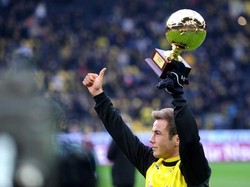 Penghargaan Golden Boy dimulai pada 2003. Trofi ini diberikan pesepakbola muda terbaik di bawah usia 21 tahun, berdasarkan penilaian jurnalis seantero Eropa. Nama-nama macam Wayne Rooney, Lionel Messi, Sergio Aguero, Paul Pogba, Mario Goetze, dan trakhir Mbappe pernah memenanginya. Foto: Patrik Stollarz/ AFP Photo