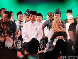 Kunjungi Ponpes di Lampung Timur, Jokowi Disambut Meriah Warga
