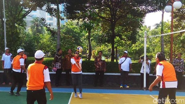 Sri Mulyani Main Voli Pakai Kacamata Hitam, Silau Bu?