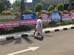 Giliran Polda Metro Jaya Diserbu Karangan Bunga