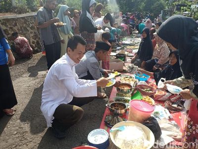 Kehangatan Tradisi Ngaruwat Lembur di Ciamis dalam Foto