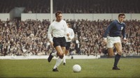 Jimmy Greaves didikan Chelsea, juga mengawali karier profesionalnya dengan The Blues. Tapi dia justru lama memperkuat Tottenham Hotspur. Greaves total mencetak delapan gol dalam derby ini, seluruhnya untuk Tottenham. (Foto: Allsport/Getty Images)