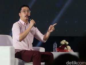 Dennis Adhiswara: Jangan Kaitkan Bencana dengan Politik! Dennis Adhiswara: Jangan Kaitkan Bencana dengan Politik!