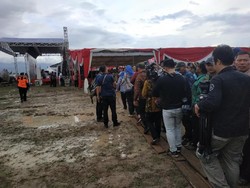 Bertemu Petani di Pringsewu Lampung, Jokowi Lintasi Jalan Becek