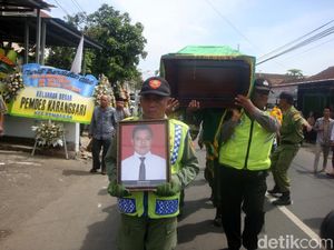 Isak Tangis Warnai Pemakaman Yoga Perdana, Korban Lion Air Isak Tangis Warnai Pemakaman Yoga Perdana, Korban Lion Air