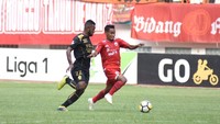 Tim tamu mampu membalas di menit ke-20. Manuchehr Jalilov menyamakan skor menjadi 1-1, setelah memanfaatkan umpan Rahadian Yogi di kotak penalti. Istimewa/Dok. Persija.