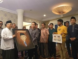 Dapat Dukungan dari Komunitas Difabel, Maruf Diberi Lukisan