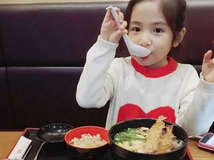 Ini Dia Artis Cilik Korea, OckyYerin Saat Menikmati Es Krim Hingga Udon