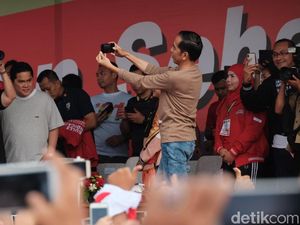 Jalan Sehat di Bandar Lampung, Jokowi Ajak Selfie Pendukung