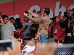 Jalan Sehat di Bandar Lampung, Jokowi Ajak Selfie Pendukung