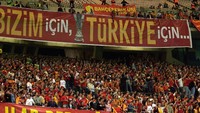 Kitalarasi Derbi yang mempertemukan dua klub Istanbul, Turki, yakni Fenerbahce vs Galatasaray adalah salah satu laga paling panas di dunia. (Foto: Yoray Liberman/Getty Images)