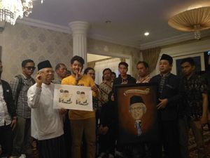 Maruf Amin Terharu Diberi Lukisan Karya Penyandang Disabilitas