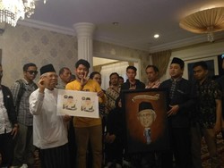 Maruf Amin Terharu Diberi Lukisan Karya Penyandang Disabilitas