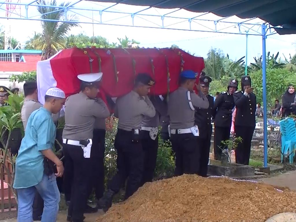 Isak Tangis Warnai Pemakaman Bripka Rangga Korban Lion Air Isak Tangis Warnai Pemakaman Bripka Rangga Korban Lion Air