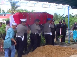 Isak Tangis Warnai Pemakaman Bripka Rangga Korban Lion Air Isak Tangis Warnai Pemakaman Bripka Rangga Korban Lion Air