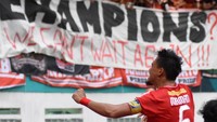 Persija, yang harus menang agar bisa menjaga kans juaranya, akhirnya memastikan tiga poin di masa injury time. Adalah Maman Abdurrahman yang membawa Persija unggul 3-2. Istimewa/Dok. Persija.