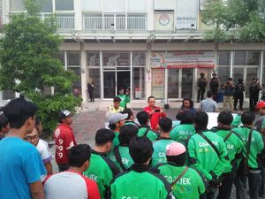 Protes Prabowo, Demo Ojol Gresik Diwarnai Aksi Bakar Poster