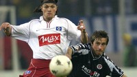 Derby Hamburg vs St. Pauli juga menyuguhkan duel panas. Duel kedua klub itu merepresentasikan persaingan antarkelas pekerja atau kalangan buruh di Jerman. (Foto: Stuart Franklin/Getty Images)