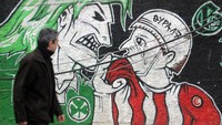 Di Yunani, ada Derby of Eternal Enemies antara Panathinaikos vs Olympiakos. Saking panasnya, keributan kedua suporter mereka membuat Liga Yunani sempat disetop pada 2007 silam. (Foto: Milos Bicanski/Getty Images)