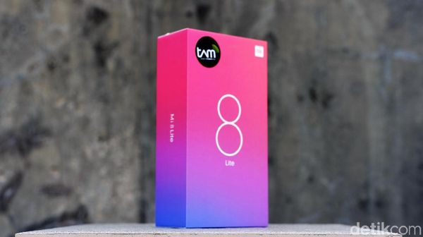 Unboxing Mi 8 Lite Aurora Blue yang Menawan