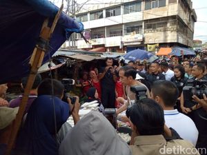 Blusukan ke Pasar Gintung Bandar Lampung, Jokowi Borong Tempe Blusukan ke Pasar Gintung Bandar Lampung, Jokowi Borong Tempe