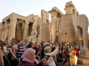 Wisata Luxor: Turis Senang Jelajahi Makam-Naik Balon Udara Wisata Luxor: Turis Senang Jelajahi Makam-Naik Balon Udara