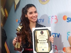 Marsha Timothy Dedikasikan Penghargaan FFB untuk Perempuan Indonesia