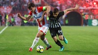 Duel dua tim asal Belgrade, Serbia, yakni Partisan vs Red Star, kerap menyuguhkan atmosfer menegangkan di stadionnya. (Foto: Srdjan Stevanovic/Getty Images)
