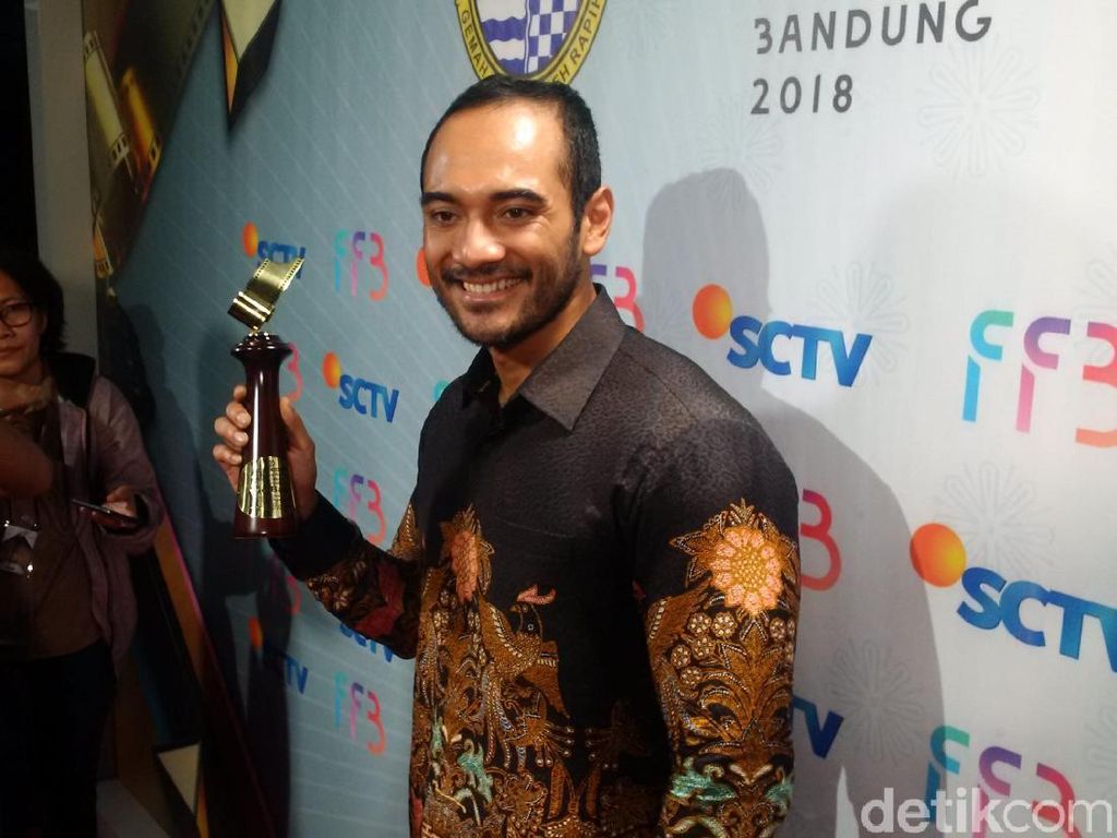 Ario Bayu Raih Penghargaan Pemeran Utama Film Bioskop Terpuji FFB 2018 Ario Bayu Raih Penghargaan Pemeran Utama Film Bioskop Terpuji FFB 2018