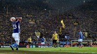 Derby Ruhr antara Borussia Dortmund vs Schalke juga menyuguhkan atmosfer panas di Jerman. Kedua tim punya suporter yang cukup fanatik. (Foto: Sascha Steinbach/Getty Images for MAN)