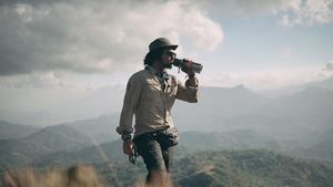 Intip Ramon Tungka Minum Kopi Bajawa  Ditemani Pemandangan Ciamik